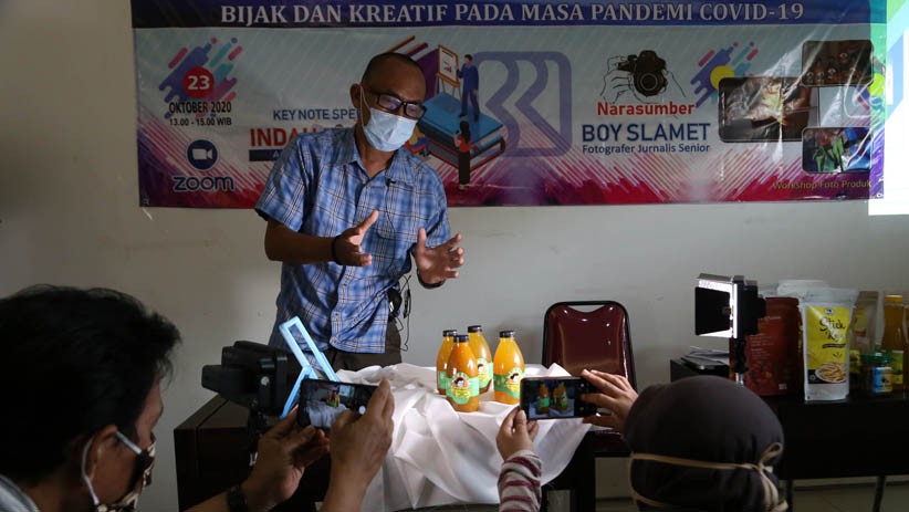 Fotografer Senior Jawa Timur Ini Bagikan Ilmu Memotret Produk kepada Pelaku UMKM - Bagian 3