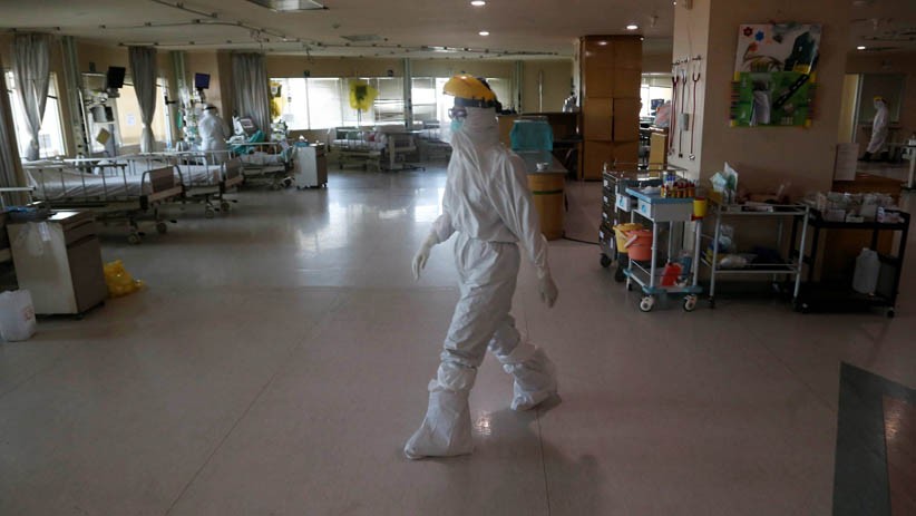 Melihat Tenaga Medis Surabaya Berjibaku Rawat Pasien Covid di Ruang Isolasi  - Bagian 4