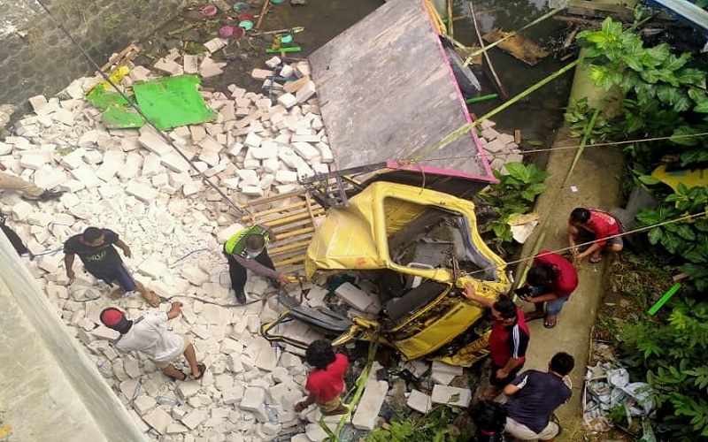Aksi Dramatis Penyelamatan Sopir Truk Terjun Bebas ke Sungai di Sukoharjo