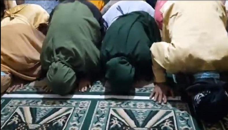 Ziarah ke Makam Ibu, Kembar Treni-Trena yang Dipertemukan Sujud Syukur di Masjid