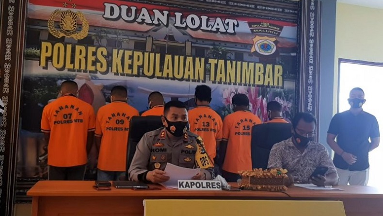 title Solar Cell di Bandara Mathilda Batlayeri Kepulauan Tanimbar Hilang, Polisi Bekuk 6 Pelaku Solar Cell di Bandara Mathilda Batlayeri Kepulauan Tanimbar Hilang, Polisi Bekuk 6 Pelaku