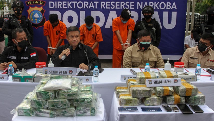 Oknum Perwira Polisi Jadi Kurir 16 Kg Sabu, Ini Barang Buktinya - Bagian 1