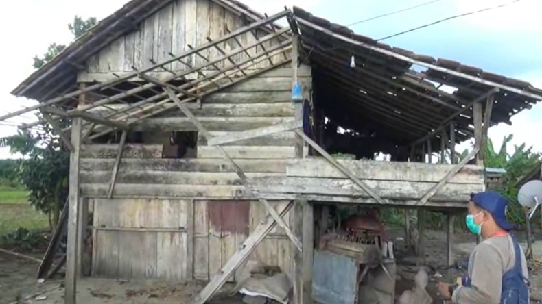title Angin Puting Beliung Sapu Rumah dan Lahan Warga OKU Selatan Angin Puting Beliung Sapu Rumah dan Lahan Warga OKU Selatan