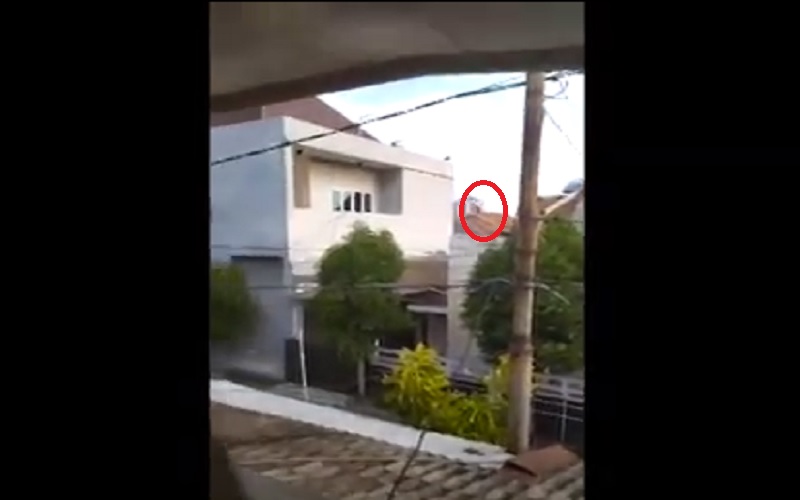 Video Viral Pencuri Pompa Air Lari ke Atap Rumah saat Dikepung Warga