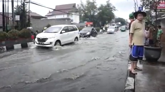 Siswi SMP di Cimahi Tewas Terseret Banjir Masuk Gorong-Gorong Jalan