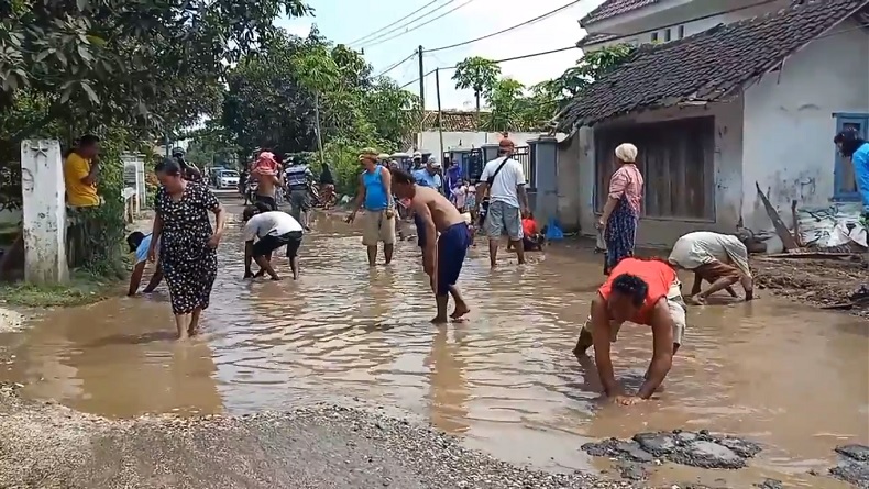 title Protes, Warga Jember Tebar Ikan Lele di Kubangan Air Jalan Rusak Protes, Warga Jember Tebar Ikan Lele di Kubangan Air Jalan Rusak