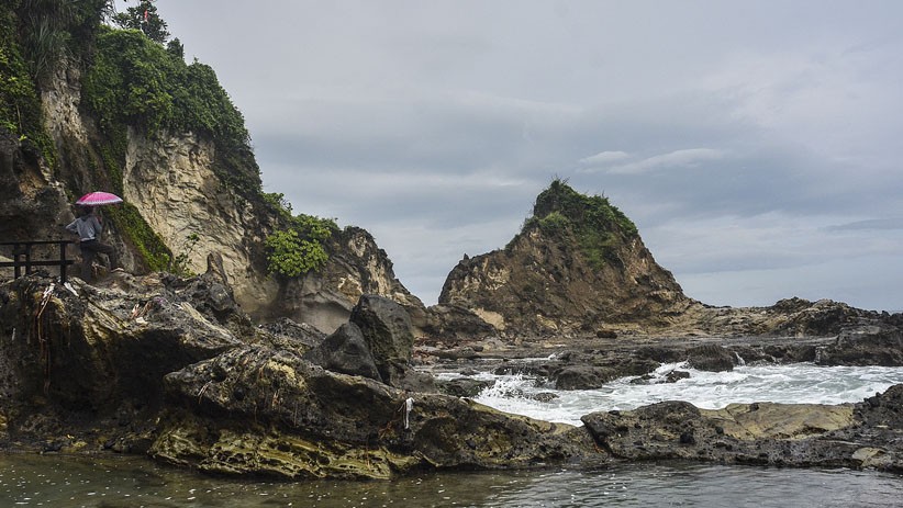 Wisata Pantai Karang Nini Pangandaran Suguhkan Pemandangan Lautan dan Hutan - Bagian 2
