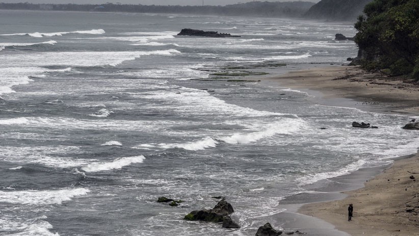 Wisata Pantai Karang Nini Pangandaran Suguhkan Pemandangan Lautan dan Hutan - Bagian 1