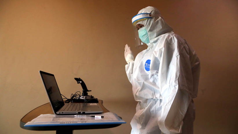 Aksi Robot Raisa Bantu Tenaga Medis Rawat Pasien Covid di Surabaya - Bagian 5