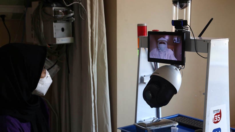 Aksi Robot Raisa Bantu Tenaga Medis Rawat Pasien Covid di Surabaya - Bagian 3