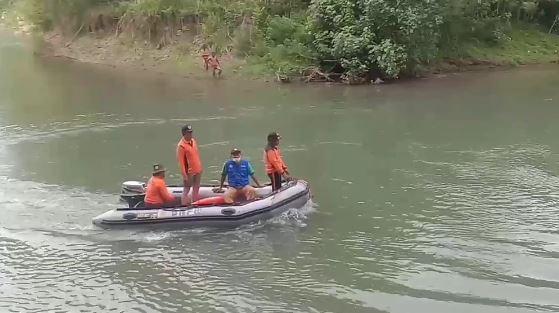title 3 Orang Terseret Arus Sungai di Pesisir Barat Lampung, 1 Hilang, 2 Selamat 3 Orang Terseret Arus Sungai di Pesisir Barat Lampung, 1 Hilang, 2 Selamat