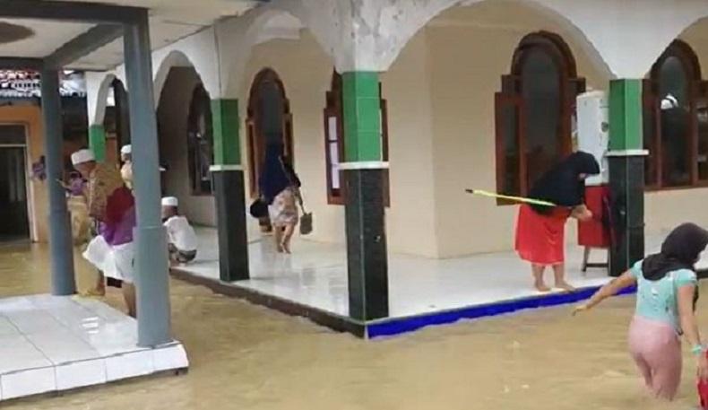 Pascabanjir, Warga Cianjur Bersihkan Masjid dan Rumah