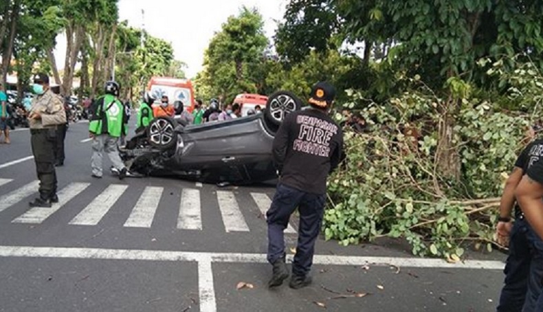 Mobil Tabrak Pohon hingga Terguling di Denpasar, 2 Pengendara Selamat