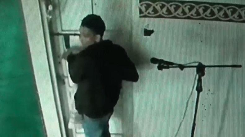 Maling di Maros Gondol Amplifier Masjid, Wajah Terekam Kamera CCTV