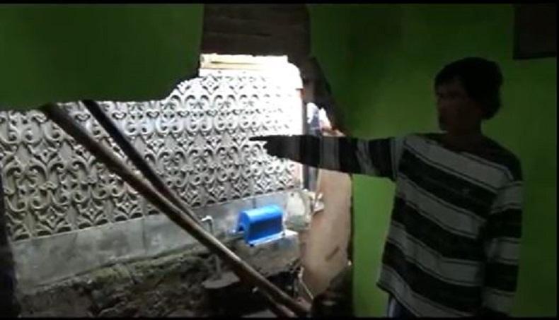 3 Rumah di Cimahi Jebol akibat Diterjang Banjir