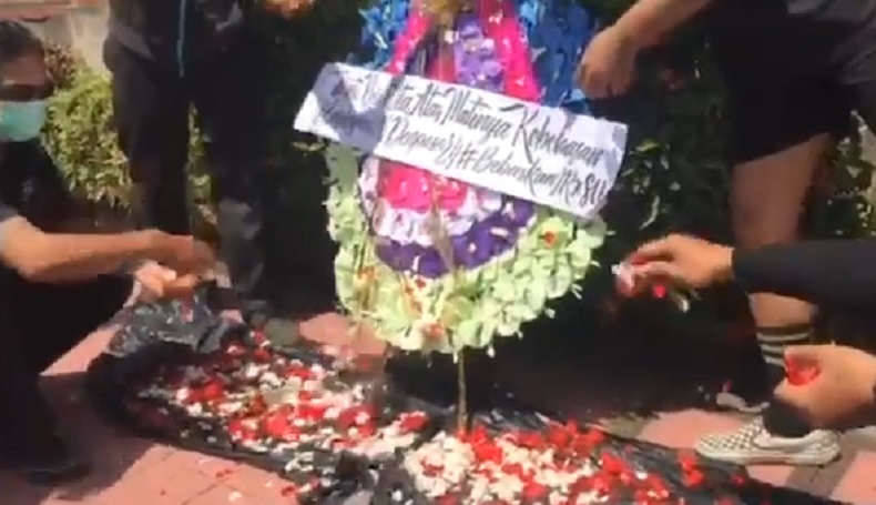 title Pendukung Jerinx Tabur Bunga di PN Denpasar, Protes Aksi Demo Selalu Dibubarkan Pendukung Jerinx Tabur Bunga di PN Denpasar, Protes Aksi Demo Selalu Dibubarkan