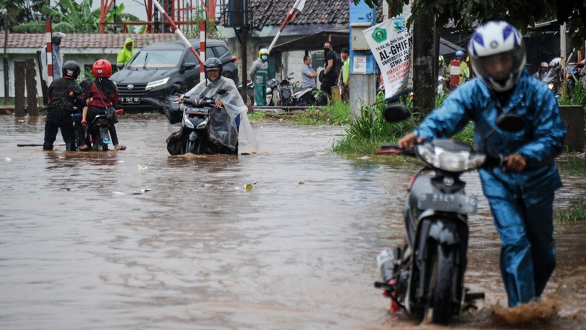 Banjir Setinggi 50 Cm Rendam Jalan Cibiru Bandung  - Bagian 1