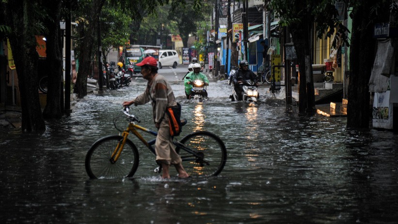 Banjir Setinggi 50 Cm Rendam Jalan Cibiru Bandung  - Bagian 2
