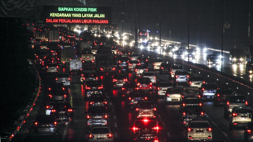 Tol Jagorawi Macet Panjang Malam Ini - Bagian 1