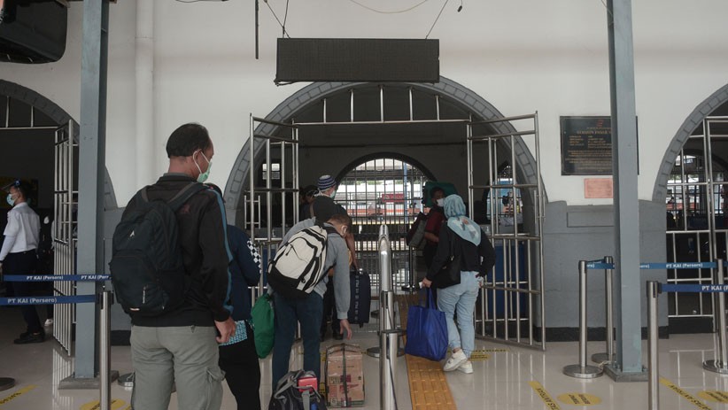 Jumlah Penumpang Kereta Stasiun Senen Meningkat - Bagian 2