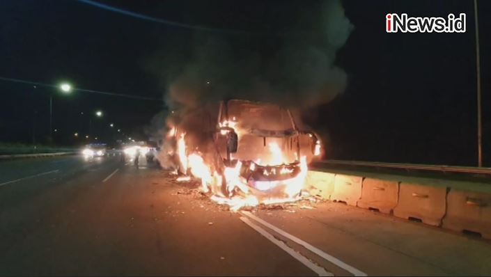 Bus Sarat Penumpang Tabrak Belakang Truk Semen, 20 Orang Tewas Terbakar