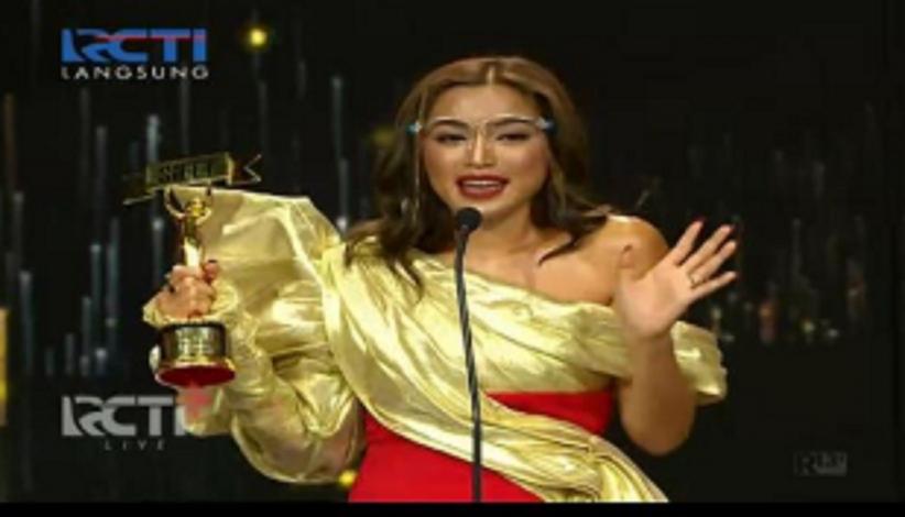 Gagal Nikah Jessica Iskandar Menangkan Asmara Tersilet Di Silet Awards