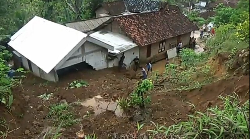 Hujan Deras, 2 Rumah Warga di Pacitan Jebol Tertimpa Longsoran Tebing