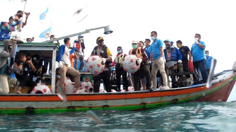 KNPI Babel Tenggelamkan 92 Kawanan' Virus Corona' ke Laut
