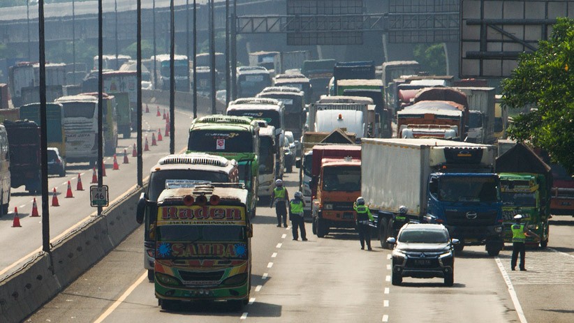 Tol Jakarta-Cikampek Padat, Polisi Berlakukan Contraflow Sepanjang 15 Km - Bagian 1