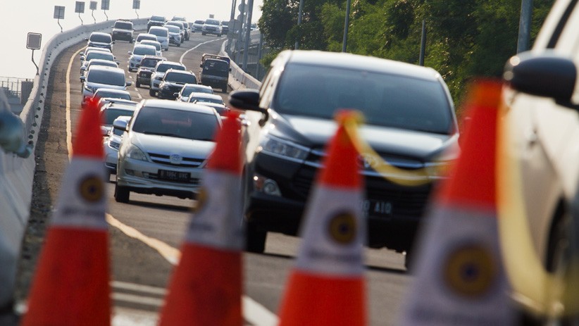 Tol Jakarta-Cikampek Padat, Polisi Berlakukan Contraflow Sepanjang 15 Km - Bagian 2