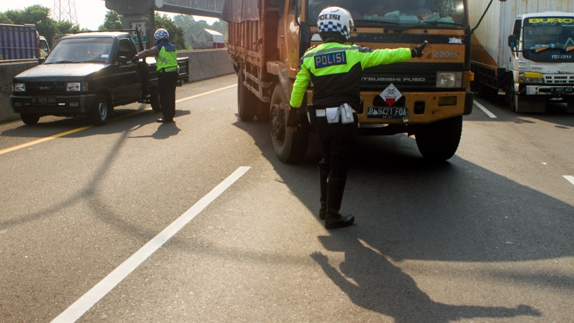 Tol Jakarta-Cikampek Padat, Polisi Berlakukan Contraflow Sepanjang 15 Km - Bagian 3
