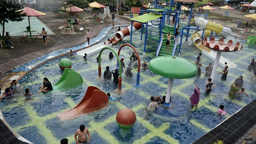 Kolam Pemandian Air Panas Darajat Pass Garut Dipenuhi Wisatawan - Bagian 2