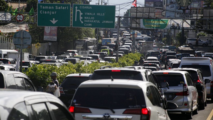 Libur Panjang, Jalur Puncak Dipadati Kendaraan Wisatawan - Bagian 1