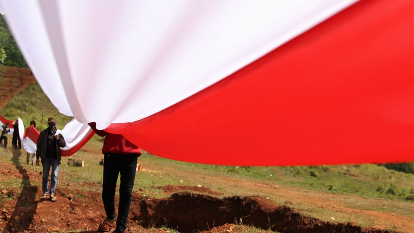 150 Pemuda Bentangkan Bendera Merah Putih Sepanjang 200 M di Gunung Ahuawali - Bagian 3