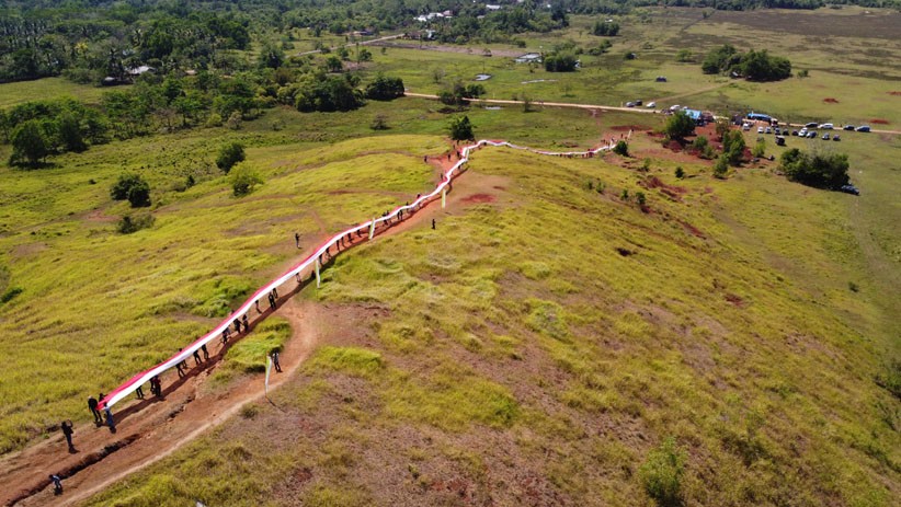 150 Pemuda Bentangkan Bendera Merah Putih Sepanjang 200 M di Gunung Ahuawali - Bagian 2