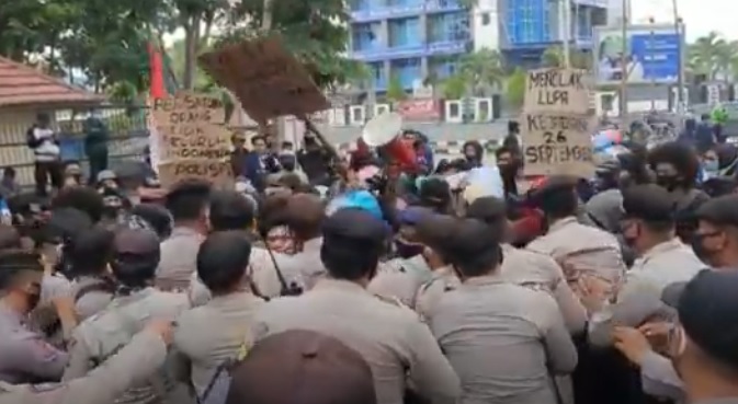 Peringati Sumpah Pemuda, Mahasiswa UHO Demo Polda Sultra