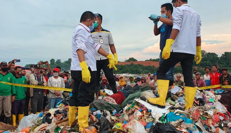 Diduga Dibunuh, Pria Bertato Ditemukan Tewas Dalam Karung di TPA Punggur Batam