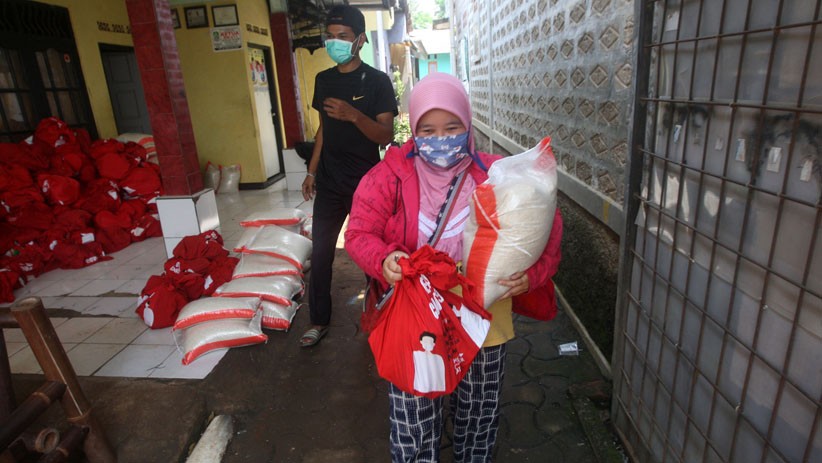 Warga Bekasi Dapat Bansos Tahap 11 dari Presiden Jokowi - Bagian 1