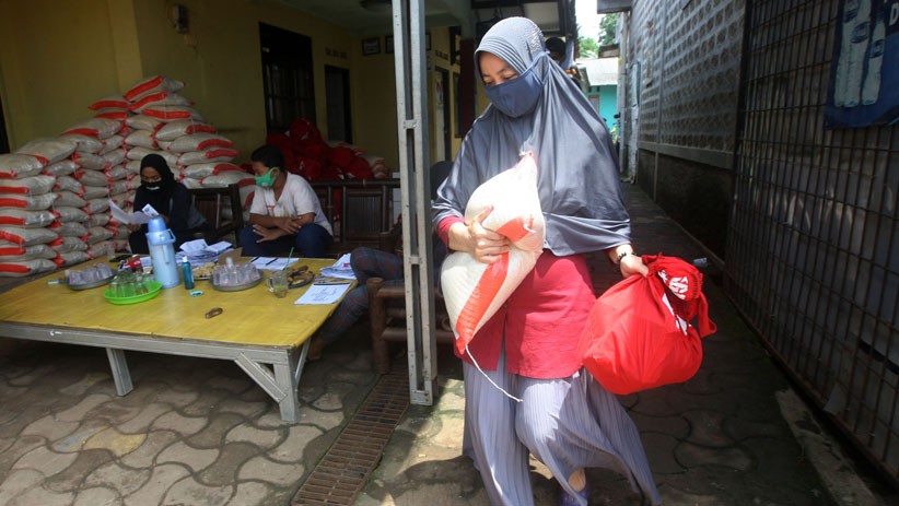 Warga Bekasi Dapat Bansos Tahap 11 dari Presiden Jokowi - Bagian 3
