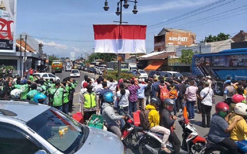 Sumpah Pemuda, Ojol hingga Pengendara Beri Hormat ke Bendera Merah Putih di Tugu Kartasura