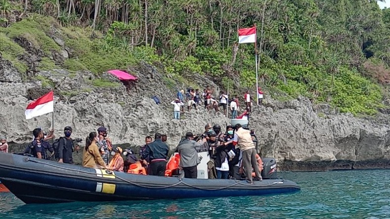 Gubernur Maluku Murad Ismail Kibarkan Merah Putih di Perairan Perbatasan Negara