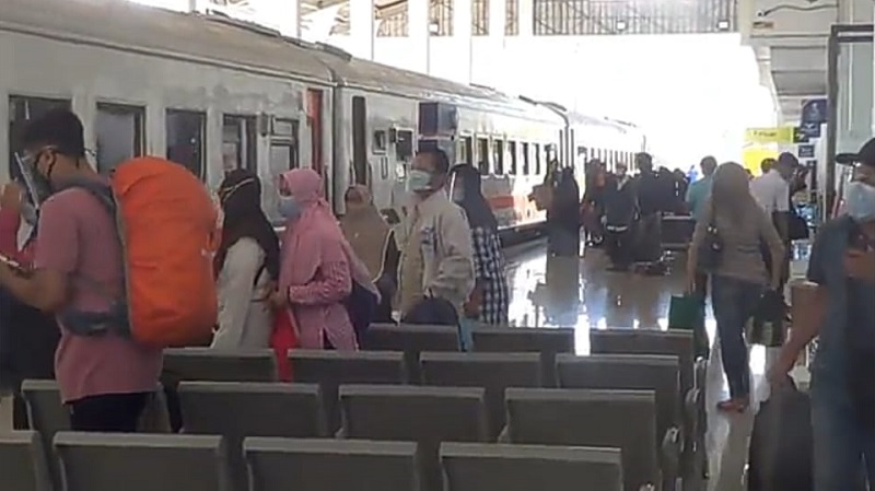 Penumpang Naik 100 Persen, PT KAI Daop 9 Tambah 2 Rangkaian selama Libur Panjang