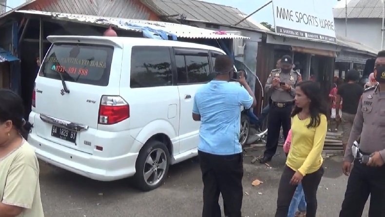 Sopir Tidur sambil Berkendara, Mobil Hotel di Padang Tabrak Rumah Warga