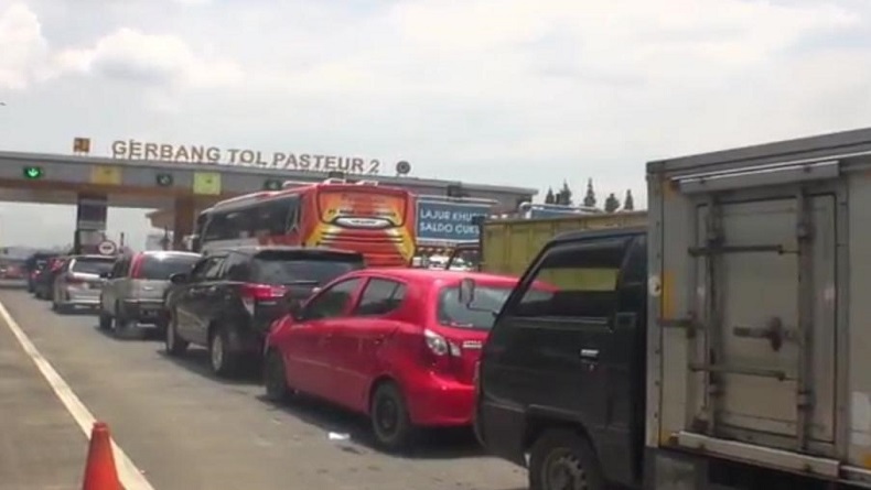 Ribuan Kendaraan Serbu Bandung, Wisatawan Diminta Patuhi Prokes