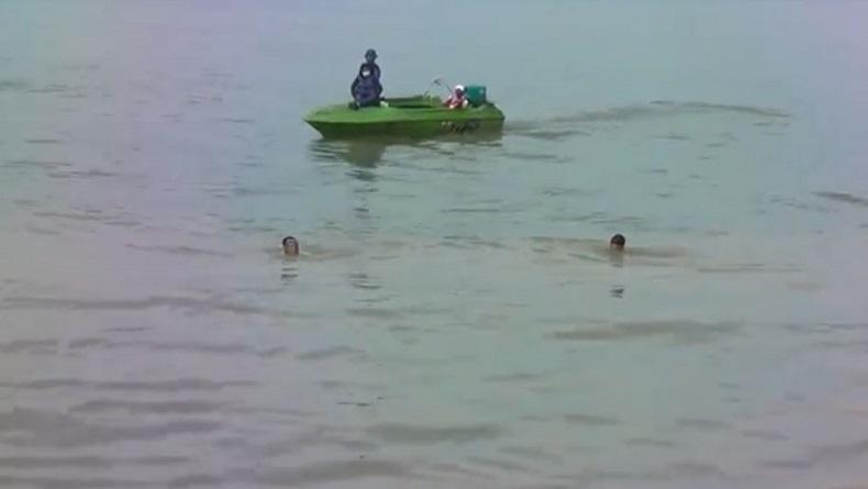 title Sumpah Pemuda, Perenang 55 Tahun Arungi Laut Tarakan dan Joging Bawa Bendera Merah Putih Sumpah Pemuda, Perenang 55 Tahun Arungi Laut Tarakan dan Joging Bawa Bendera Merah Putih