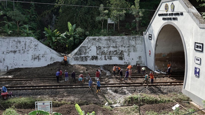 Longsor Timbun Jalur Rel di Banyumas, Perjalanan Kereta Api Terganggu - Bagian 3