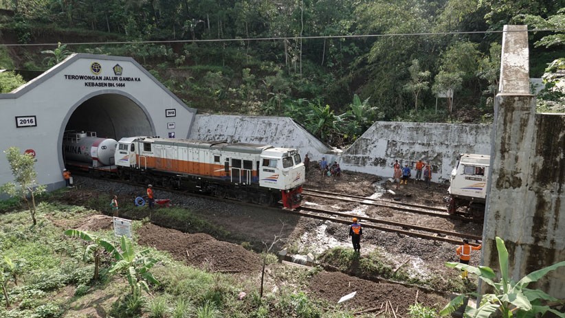 Longsor Timbun Jalur Rel di Banyumas, Perjalanan Kereta Api Terganggu - Bagian 2