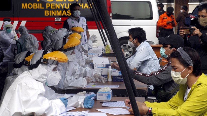 Ratusan Wisatawan Puncak Bogor Jalani Rapid Test dan Swab Test Covid-19 - Bagian 2