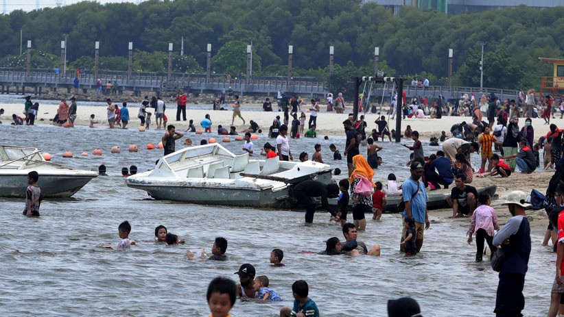 Pantai Ancol Dipadati Wisatawan Menikmati Libur Panjang - Bagian 2