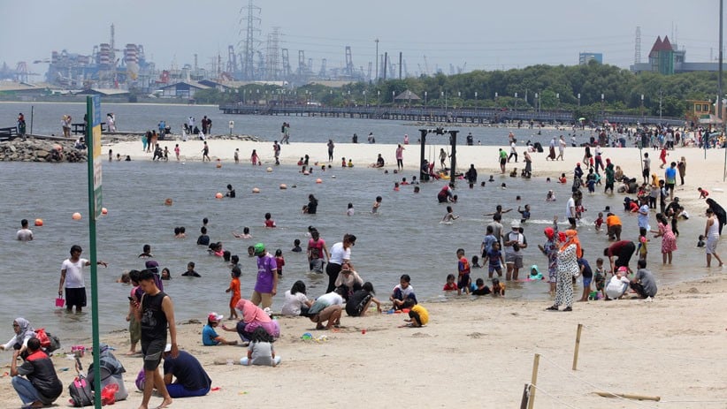 Pantai Ancol Dipadati Wisatawan Menikmati Libur Panjang